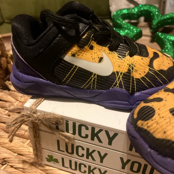 NIKE KOBE SHOES SIZE 6C GENTLY USED KOBE BRYANT BLACK AND PURPLE LA LAKERS - Picture 3 of 9